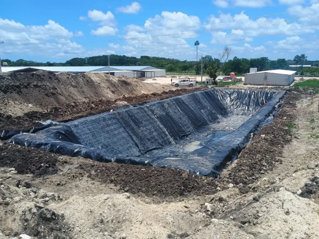OLLA DE GEOMEMBRANA BASE DE 40 M DE LARGO X 20 M DE ANCHO CON UNA ALTURA DE 5 M (TALUD DE 2 A 1) ÁREA SUPERIOR DE 60 M DE LARGO X 40 M DE ANCHO PARA UNA CAPACIDAD DE 7600 M3